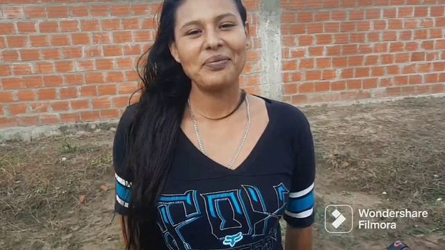 Latina housewife found on the street ended up opening her ass for a cell phone