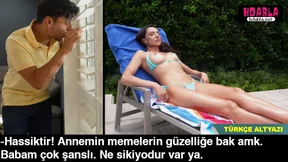 Bahçede şezlongda güneşlenen annesini dikizleyip iç geçirdi